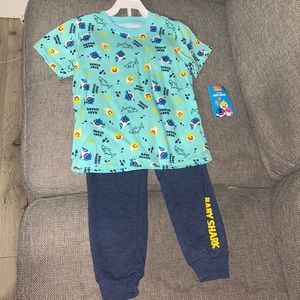 Baby Shark 2 piece outfit boys size 4T